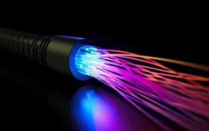 Cavo in fibra ottica che rappresenta la velocità e la stabilità di una connessione professionale